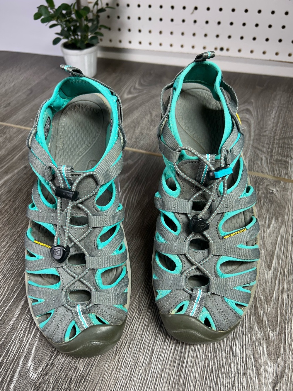 Keen whisper sandals shoes waterproof trail hiking Women's Sz 9.5